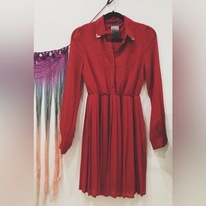 ❤️pleated buttons red midi dress with delicate gold hardware filigree